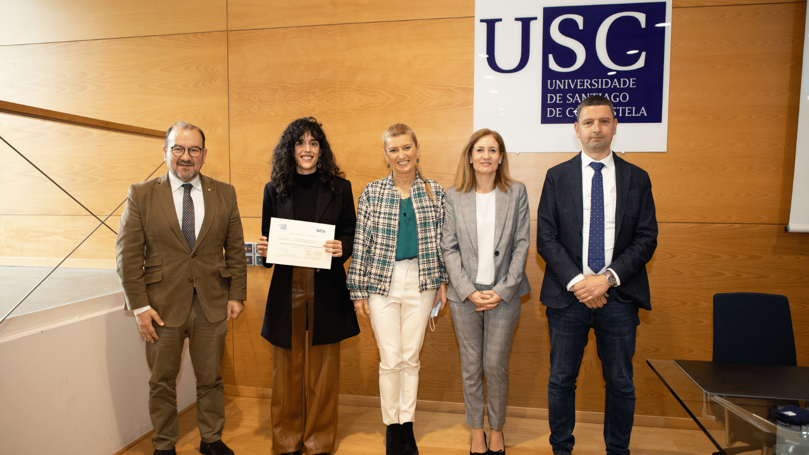 Celia Fernández recibiendo el premio de la III Edición de Altia Premia